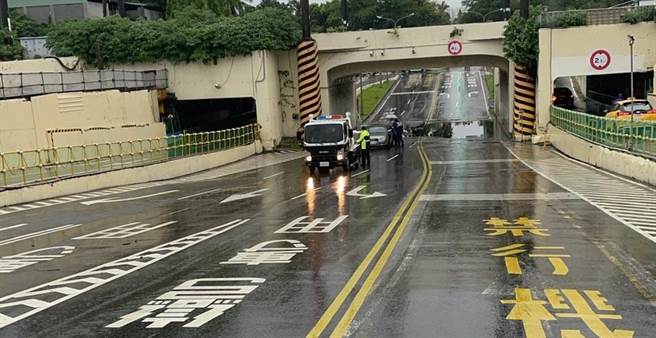 警方找来拖吊车将受困小东路地下道的汽车拖出。（读者提供／程炳璋台南传真）