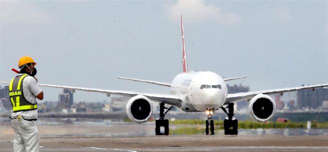 載運立陶宛捐贈台灣AZ疫苗的土航貨機，上午飛抵桃園機場，地勤人員正準備指揮貨機進入機坪。（范揚光攝）
