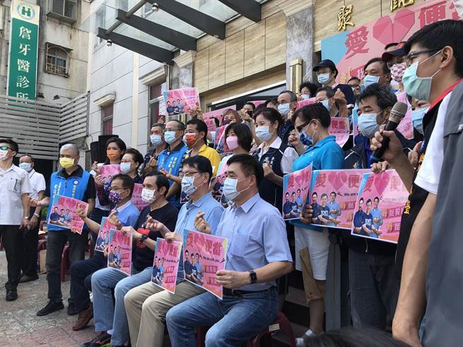 前总统马英九、前国民党副主席郝龙斌、中广董事长赵少康等人，上午一同参加国民党立委赖士葆举办的「文山区爱心便当挺餐厅、挺弱势」活动。（赵婉淳摄）