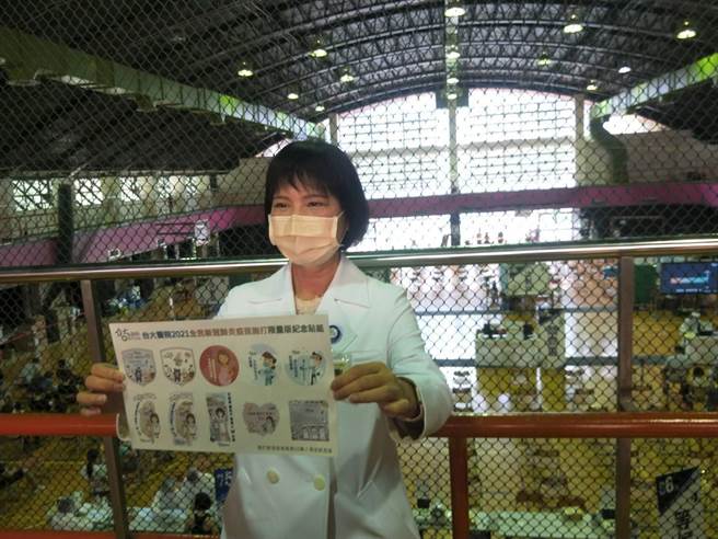 台大醫院副院長高淑芬和校友共同設計疫苗紀念貼紙。（王家瑜攝影）