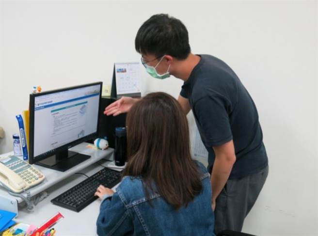 台中推廣告以網路申辦代替實體申請，打造「減碳透明 防疫便民」新服務。（台中市政府提供／張妍溱台中傳真）