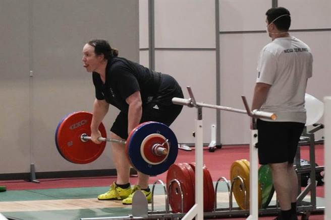 奥运会史上首位跨性别女将哈伯德即将登场。（美联社）