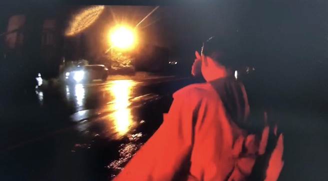 黄女与丈夫吵架，竟半夜冒雨离家出走，跑到海边防风林躲藏，幸好被找到，警方通知亲友带回家。（读者提供／程炳璋台南传真）