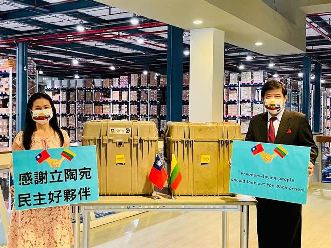 卫福部食药署及外交部代表在桃园机场仓储点收疫苗。（外交部提供）