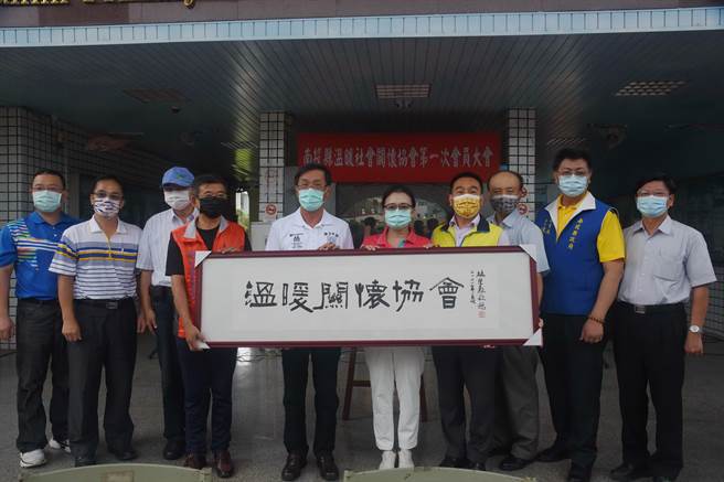 南投縣長林明溱致贈「溫暖關懷協會」匾額祝賀成立大會圓滿成功，由議員兼任理事長蔡孟娥代表接受。（南投縣府提供／盧金足南投傳真）