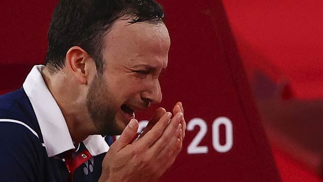 生涯第4度挑战奥运，终于首次晋级奥运羽球男单4强，柯登落下开心的泪水。（路透）