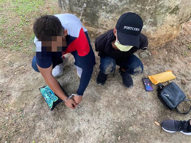 桃园市大园区1名谢姓妇人30日下午接到一通自称检警的电话，要求妇人提领帐户内现金交由专人保管，妇人提领现金前往面交的过程中愈发怀疑，中途前往派出所报案，经警方埋伏陪同亦当场逮捕2名年轻车手。（大园分局提供／萧灵玺桃园传真）