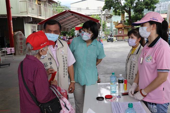 92岁卢姓阿嬷（左）非常感恩协会长期照顾。 （新北市社会局提供）