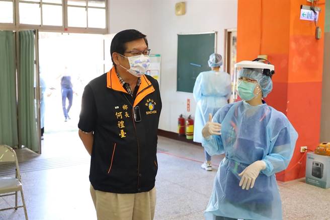 乡长何礼臺（左）说，乡民投保的计画提出后，责成社会课办理，感谢乡代会支持，让新城乡成为花莲全县第一个由公所主动将乡民纳入团保的乡镇。（新城乡公所提供／王志伟花莲传真）