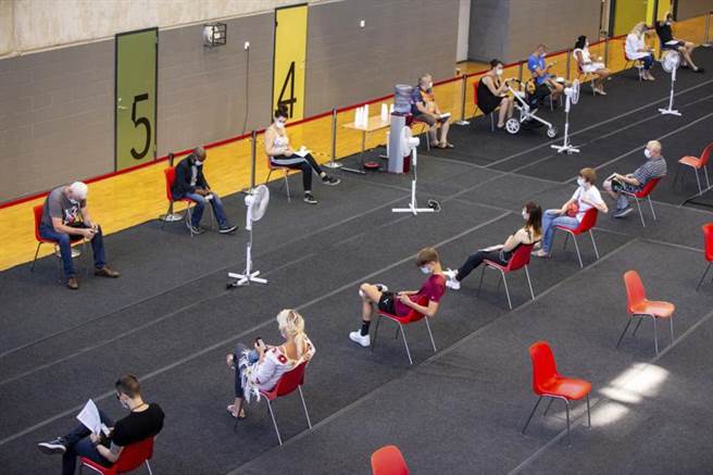 SAGE認為，大規模接種疫苗恐加速變種病毒的出現。圖為愛沙尼亞民眾等候接種疫苗。(圖/美聯社)