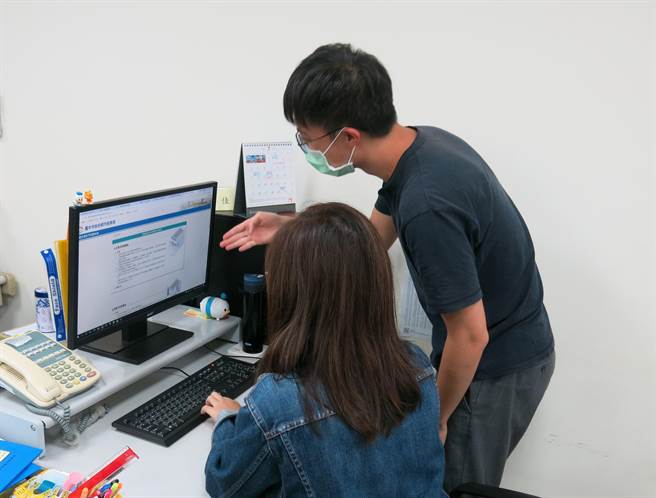 台中市都发局8月2日起推出广告招牌申请线上服务，市府员工把握时间测试。（台中市府提供／林欣仪台中传真）