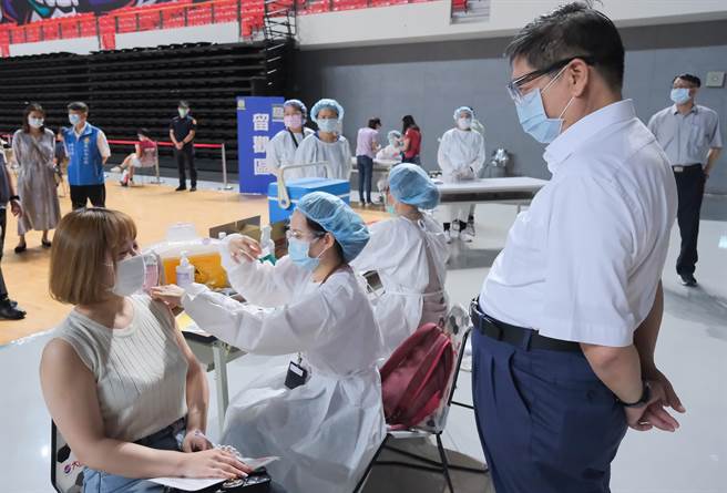 新竹縣長楊文科（右）視察民眾施打疫苗情形。（羅浚濱攝）