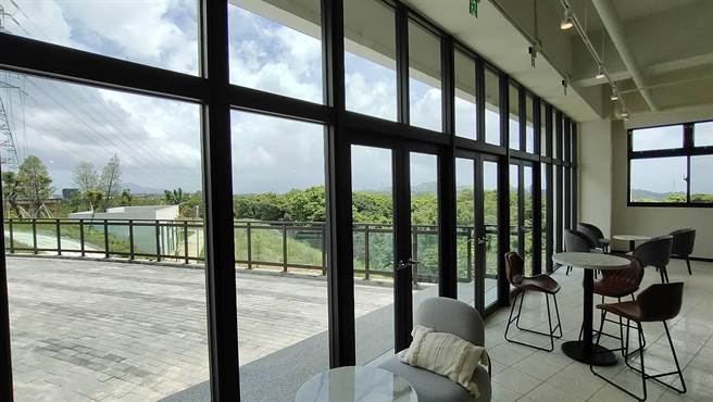 全台首座水资中心内的咖啡厅「黑水咖啡厅」座落在「文青水园水资源回收中心」，可远眺台北101大楼。(市府提供／蔡依珍桃园传真)