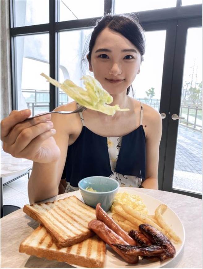 全台首座水资中心内的咖啡厅「黑水咖啡厅」座落在「文青水园水资源回收中心」，可远眺台北101大楼。(市府提供／蔡依珍桃园传真)