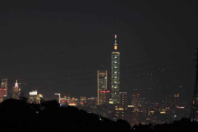 全台首座水资中心内的咖啡厅「黑水咖啡厅」座落在「文青水园水资源回收中心」，可远眺台北101大楼。(市府提供／蔡依珍桃园传真)