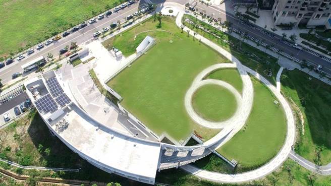 污水处理设施全面地下化，地上空间则规画为近2公顷景观公园绿地，有景观水道、樱花步道、绿波小径及星空草原，设计成「莫比斯环」象徵生生不息、循环永续。(水务局提供／蔡依珍桃园传真)