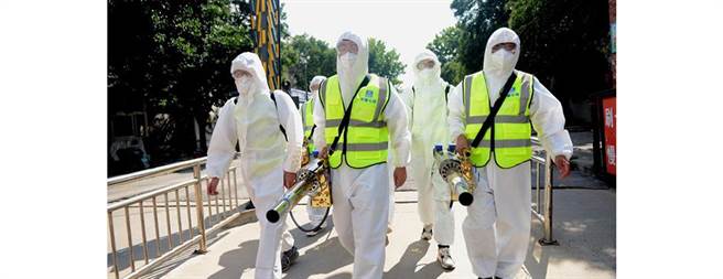 郑州又发现多起疑似新冠病例，许多社区展开消毒作业。（新华社）