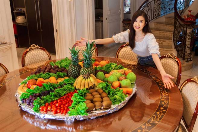 田心蕾採购了20种蔬果，帮爸爸补充维他命C和蛋白质等。（瑞田音乐提供）