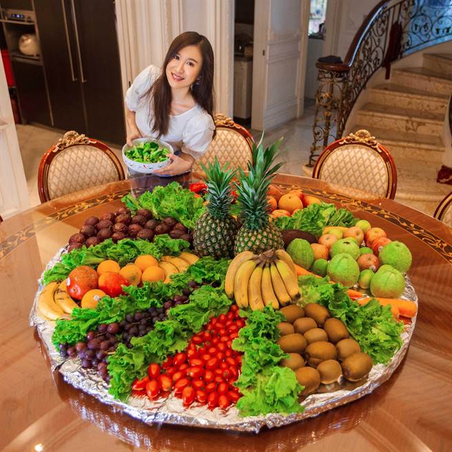 田心蕾採购了20种蔬果，帮爸爸补充维他命C和蛋白质等。（瑞田音乐提供）