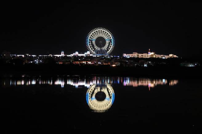 举重女神郭婞淳打破奥运纪录，勇夺首面金牌，摩天轮推出东奥系列灯光秀同庆。（丽宝乐园渡假区提供／陈淑娥台中传真）