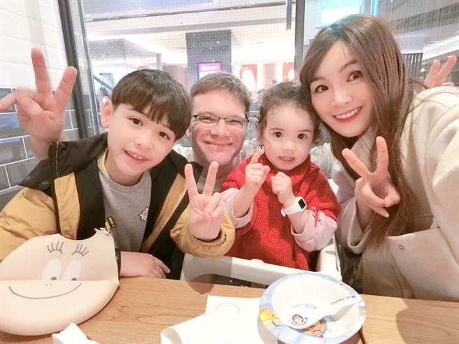 台英混血宝宝伊莱、伊菲一家四口人气旺。（图／翻摄自elijahkewley1201 IG）
