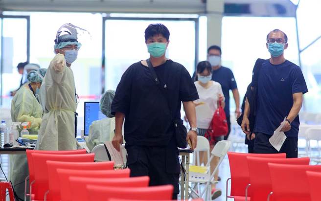 中央流行指挥中心指挥官陈时中31日宣布，30日为止共有23万9877人次接种疫苗，整体疫苗涵盖率达到32.82％，剂次人口比来到34.44％，31日到北市花博接种站施打疫苗的民眾，在医师的指示下进入接种区。（张铠乙摄）
