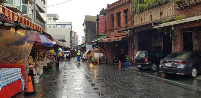 受到午後大雨影響，新北市金山老街人潮稀稀落落，區公所仍會同警方前往巡查。（金山區公所提供）