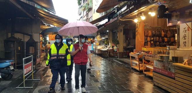 受到午後大雨影響，新北市金山老街人潮稀稀落落，區公所仍會同警方前往巡查。（金山區公所提供）