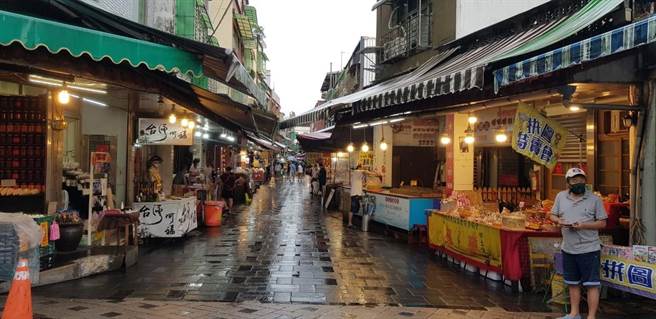 受到午後大雨影響，新北市金山老街人潮稀稀落落，區公所仍會同警方前往巡查。（金山區公所提供）