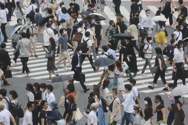 東京新冠疫情持續擴大，疫情爆發一年多以來首度單日確診逾4000例。圖為東京街頭。（圖／美聯社）