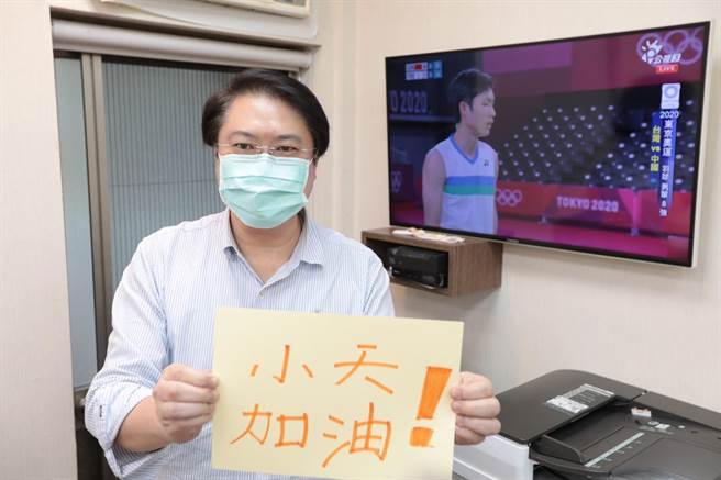 基隆市长林右昌31日为同是基隆高中的2名学弟、我国奥运国手周天成、李洋加油。（基市府提供／张颖齐基隆传真）