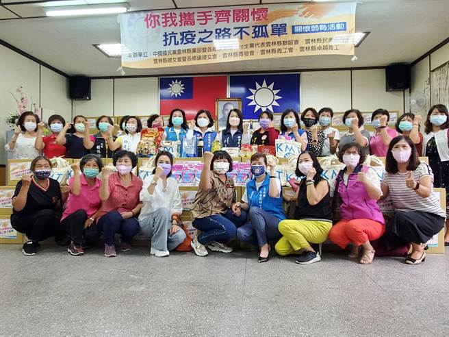国民党云林县党部七月至八月陆续致赠物资给爱心团体及边缘户2000户，今（31日）先赠220户，由各乡镇阵势妇女会志工代转。（周丽兰摄）