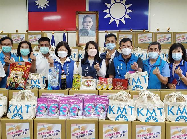 云林县议会国民党团召集人林建鸿（左三）表示，2个月以来在麦寮乡看到很多工人放无薪假，穷苦的人真的很多，国民党员的目标是均富社会，只能够尽量去帮助困难的人，就会有一个正能量，国民党要服务人民的机会还是很多。（周丽兰摄）