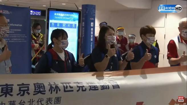 「舉重女神」郭婞淳等選手今榮耀返台，粉絲熱情等候迎接。（圖／翻攝直播）