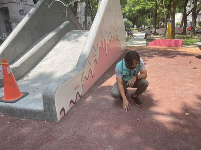 市议员郑功进服务处近来接获民眾陈情，指称今年1月启用的树义园道游戏场，其弹性地垫有浓浓的「塑胶味」。（读者提供／张妍溱台中传真）