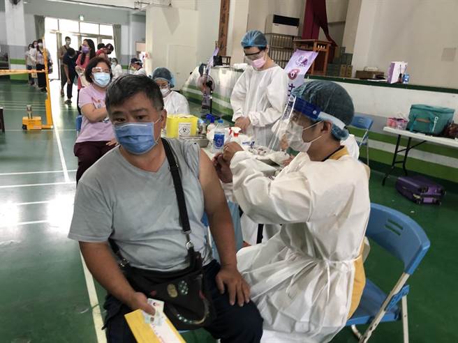 彰化縣第四輪預約疫苗開打首日，疫苗施打率踴躍，逼近100％。（謝瓊雲攝）