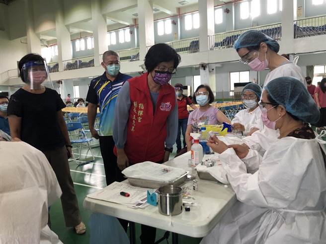 彰化縣第四輪預約疫苗開打首日，彰化縣長王惠美（中）到大型接種站關心施打情形。（謝瓊雲攝）