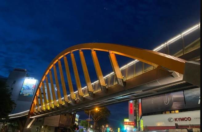 「潭心铁马空桥」总长约320公尺，以奔跑时跳跃曲线造型呈现自行车行进时的线性速度感。（台中市政府提供／张妍溱台中传真）
