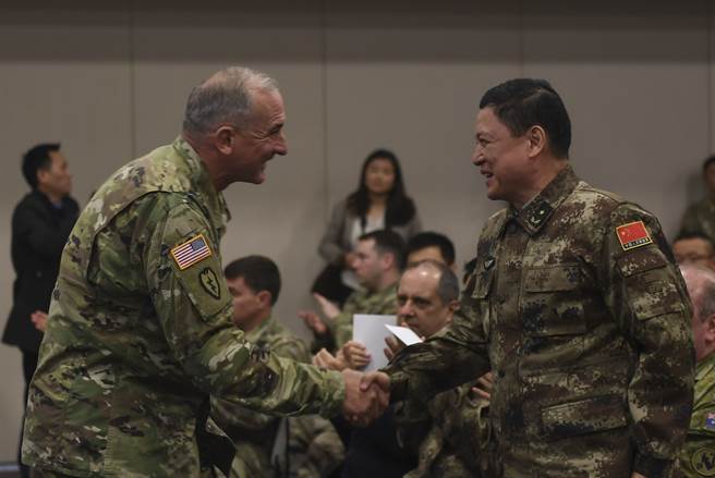 專家擔憂，華盛頓和北京之間缺乏預防衝突的實際作為，雙方恐難以阻止狀況惡化。圖為美中將領2017年於美中災害管理交流會上握手。（圖／DVIDS）