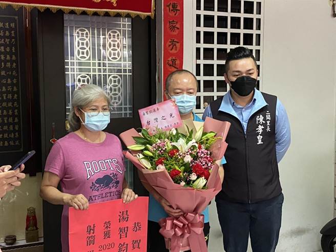 中华男子射箭队选手汤智钧的双亲汤志昌、叶莲香及二阄里长陈孝皇全程观看转播替他加油。（陈孝皇提供／叶书宏新北传真）