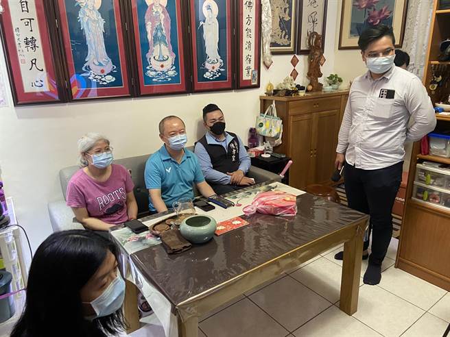 中华男子射箭队选手汤智钧的双亲汤志昌、叶莲香及二阄里长陈孝皇全程观看转播替他加油。（陈孝皇提供／叶书宏新北传真）