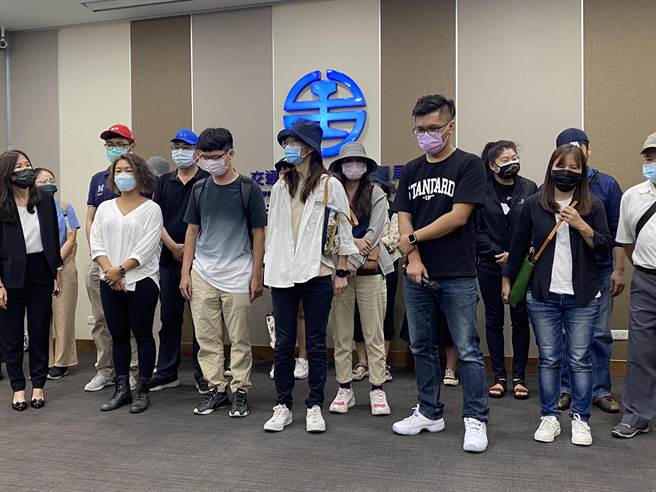 交通部、台鐵局今與太魯閣號事故罹難者家屬進行懇談會，家屬在會後批評是浪費時間。（陳祐誠攝）