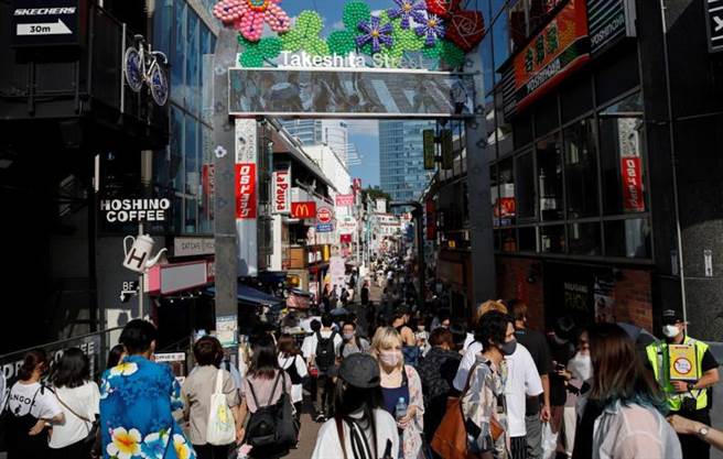 日本單日新增確診病例持續飆升，但東京原宿的竹下通商店街7月31日仍充滿購物人潮。（路透）