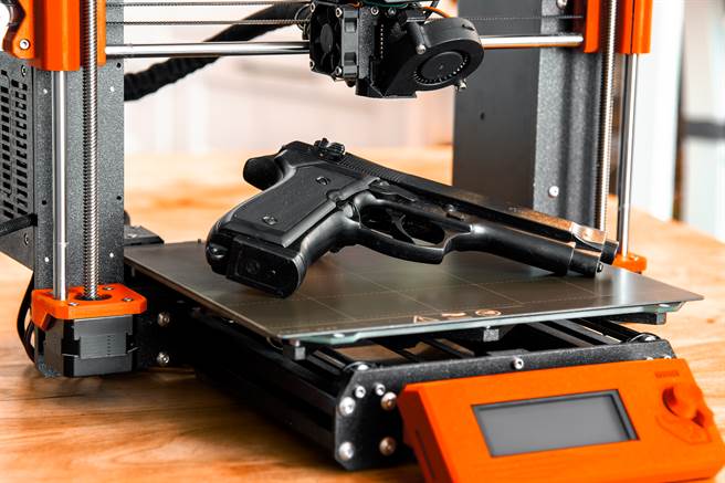 歐洲愈來愈多人以3D列印技術在自家私造槍械，專家擔憂將讓恐怖分子更容易取得武器作亂。（達志影像／Shutterstock）