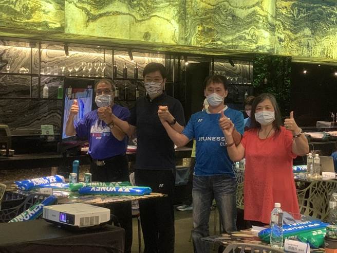看著兒子力抗強敵取得金牌，「麟洋配」家屬比起大拇指，為2人的優秀成績讚聲。由左至右為「麟爸」王偉建、中華民國羽球協會理事長張國祚、「洋爸」李峻淯與李洋媽媽。（中華民國羽球協會提供／黃婉婷台北傳真）
