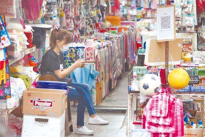 行政院29日表示，防疫、纾困与振兴方案的规画经费须做整体评估。图为受疫情影响，市场中的店家等待客人上门。（资料照，王英豪摄）