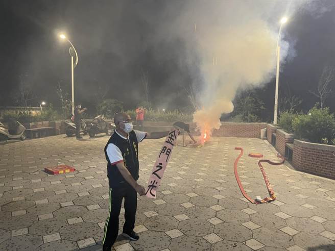 台湾羽球黄金男双「麟洋配」今晚在金牌战，以直落2绝对优势击败「大陆双塔」李俊慧／刘雨辰。金门乡亲大放鞭炮狂贺。（县府提供）