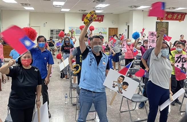 杨镇浯县长与乡亲在李洋老家，替「麟洋配」 加油打气。（县府提供）