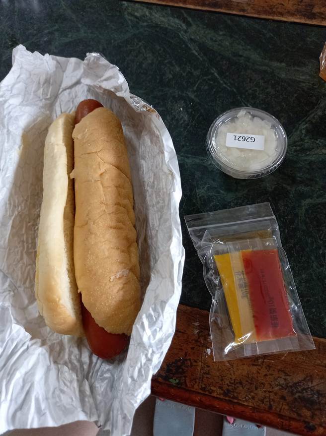 好市多买大热狗现在都附送酱料包，让不少人惊喜大讚「大家心声官方听到了」、「想到婆妈没办法干配料就很爽」。(图／Costco好市多 商品经验老实说)