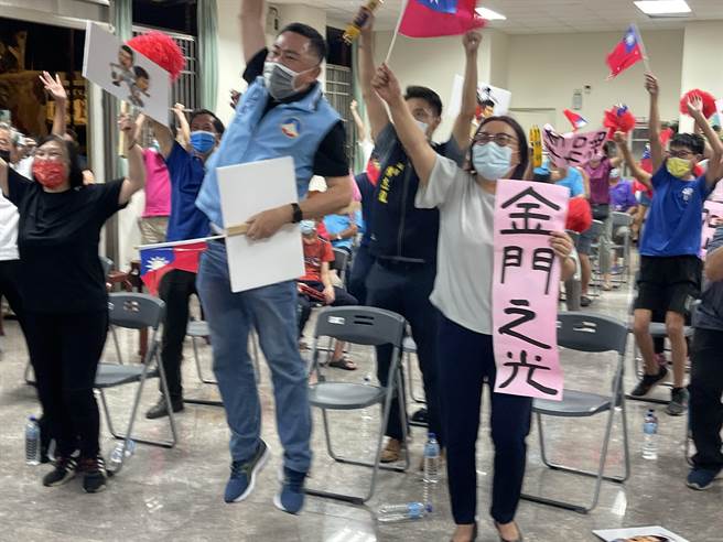 麟洋配拿下金牌，金门乡亲嗨爆了！（县府提供）